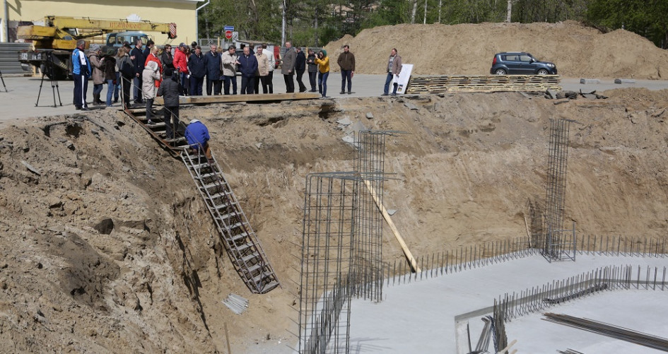Залито 154 кубометра армированного железобетона. В ближайших планах — возведение четырехметровой стены