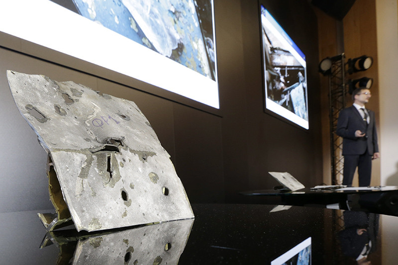 Фрагмент корпуса самолета, обстрелянного ракетой зенитного комплекса «Бук-М1», на пресс-конференции представителей концерна «Алмаз-Антей»