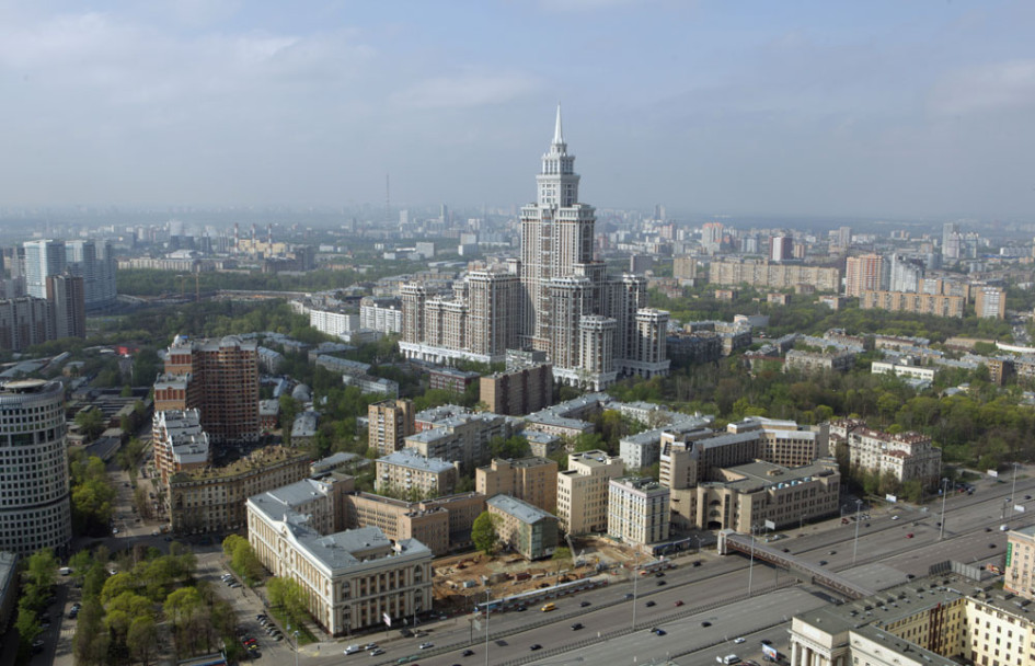 Вид на Ленинградский проспект в районе метро «Сокол» и высотный жилой дом «Триумф-Палас»
