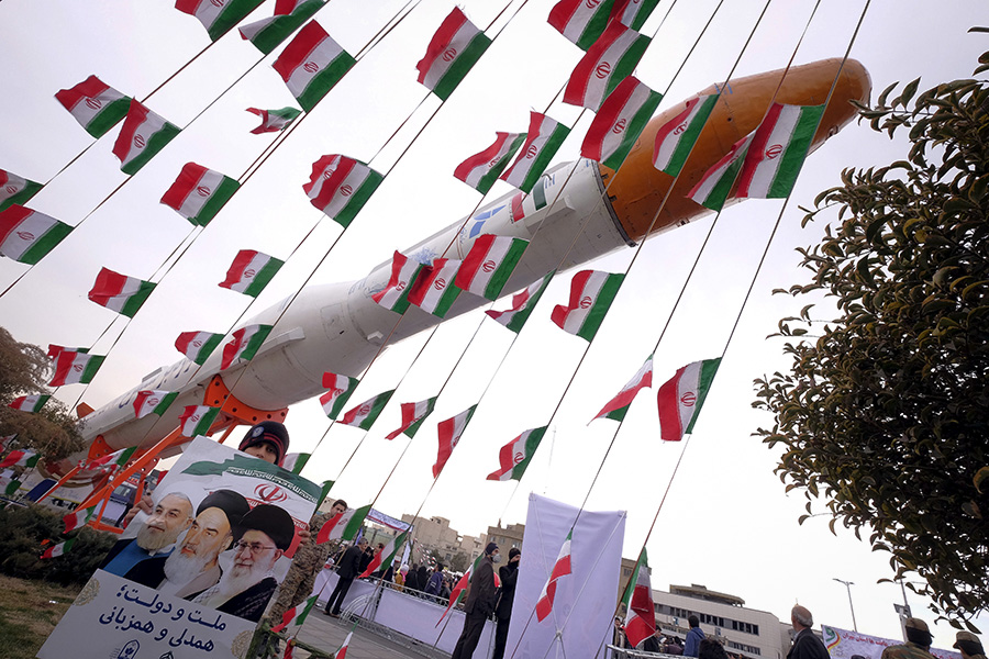 Модель баллистическо ракеты на митинге по случаю годовщины Исламской революции в Тегеране


