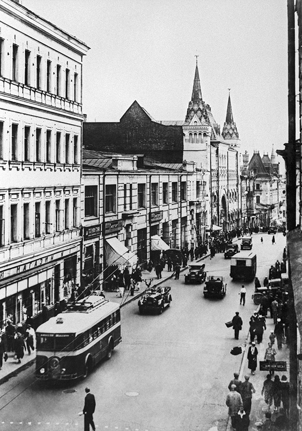 В соответствии с утвержденным в 1936 году генеральным планом реконструкции Москвы Тверская улица была расширена. На снимке: Тверская улица до реконструкции. На заднем плане — Саввинское подворье