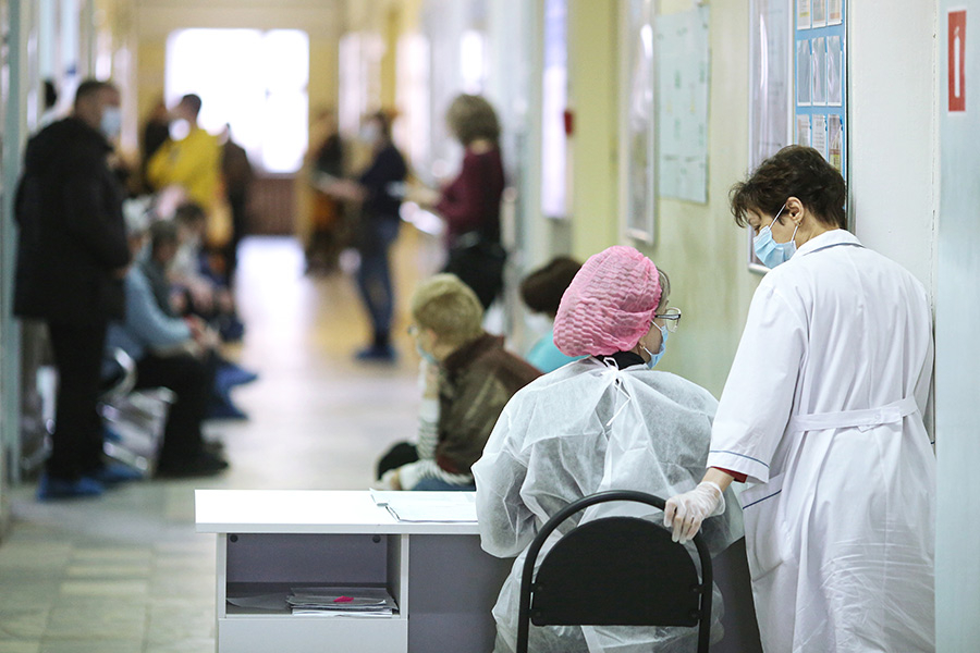 Врачи и пациенты перед началом вакцинации от коронавируса в Волгограде
