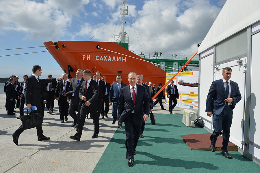 Владимир Путин (в центре) во время посещения судостроительного комплекса «Звезда» в городе Большой Камень



