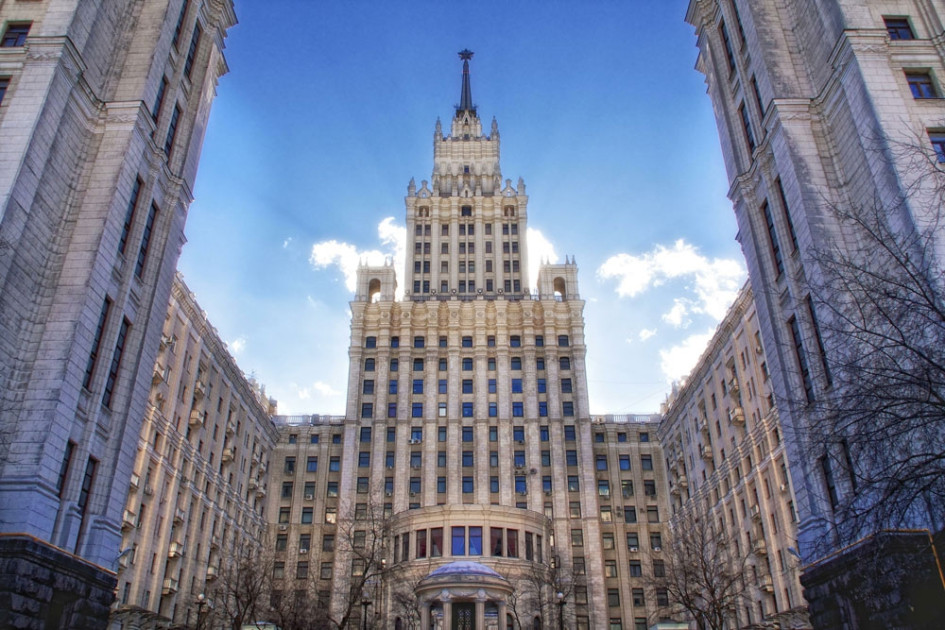 Здание было построено в 1952г. и состоит из 24-этажного центрального корпуса, занимаемого в настоящее время Корпорацией Трансстрой