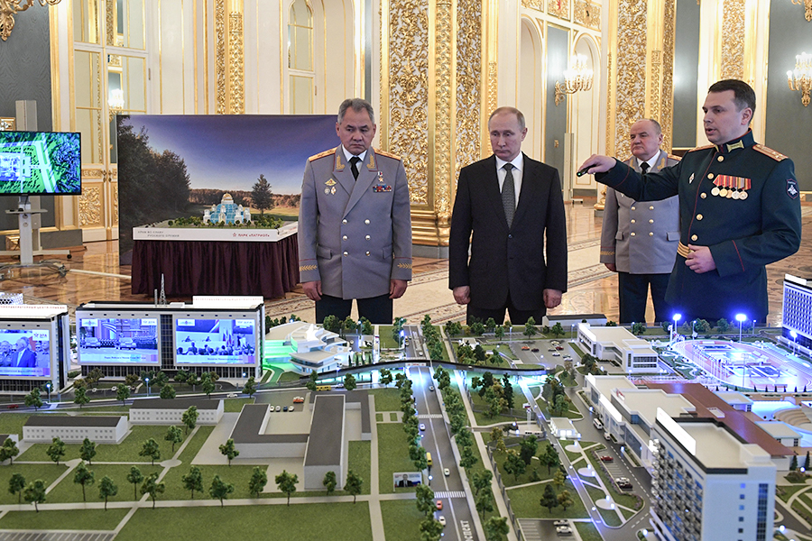 Президент России Владимир Путин и Сергей Шойгу на презентации военного инновационного технополиса «Эра»
