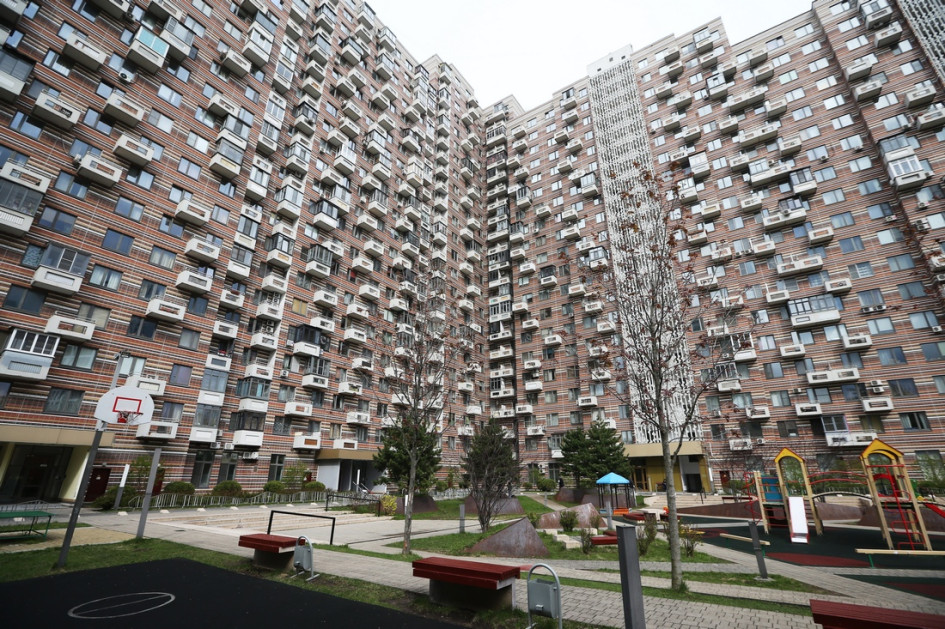За яркими фасадами московских новостроек скрываются стандартные монолитные и панельные дома