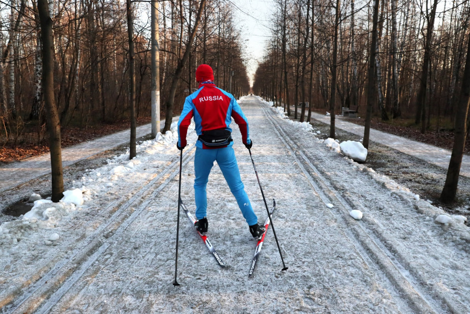 Лыжник в парке «Сокольники»