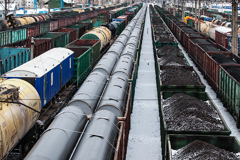 Вагоны с углем и нефтепродуктами на станции Лена.