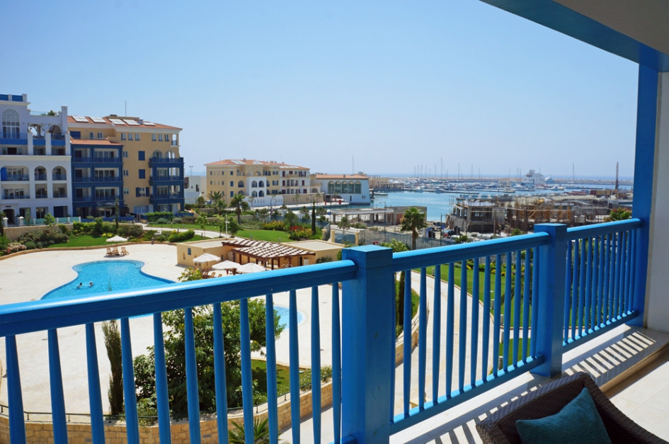 Вид с террасы апартаментного комплекса Nereids Residences. На заднем плане: марина и строительство искусственных островов с виллами