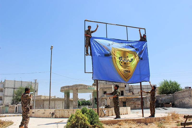 Солдаты «Демократических сил Сирии» в городе ​Манбидж


