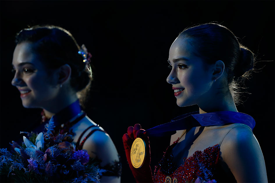 Евгения Медведева и Алина Загитова на награждении на чемпионате Европы