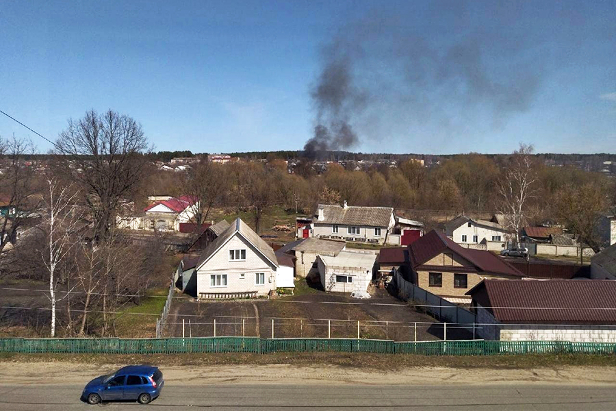 Дым от попадания снаряда по жилым домам в поселке Климово Брянской области