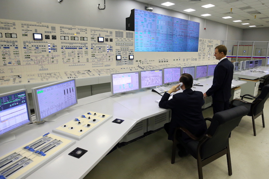 Сотрудники во время работы на пусковом блоке Ленинградской АЭС-2, 2018 год