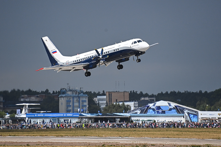 Пассажирский самолет Ил-114-300