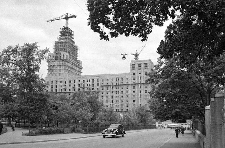 Строительство высотного здания на Лермонтовской площади. 1950 год. Автор фото: Г.Корабельников