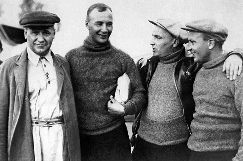Авиаконструктор Андрей Туполев и члены экипажа АНТ-25: Александр Беляков, Валерий Чкалов, Георгий Байдуков (слева направо) накануне перелета Москва — остров Удд. 1936 год