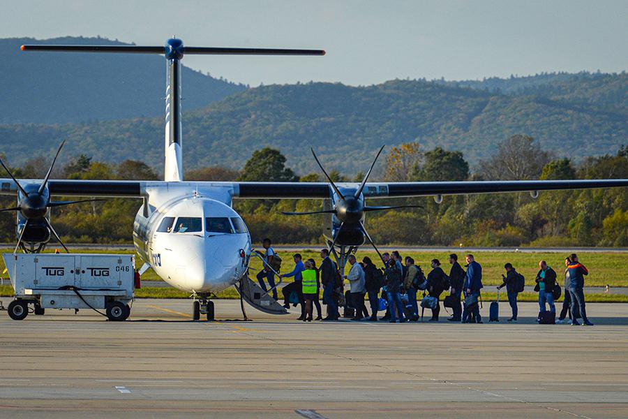 Пассажиры на посадке в турбовинтовой самолет Bombardier Q400 авиакомпании «Аврора» в аэропорту Владивостока им. В.К. Арсеньева
