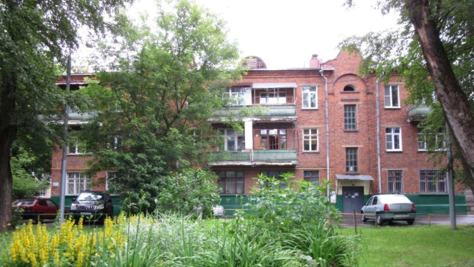 САО, Головинский район. Трехэтажное кирпичное здание, построенное в 1946 году для работников завода «Моссельмаш» в поселке Краснооктябрьский