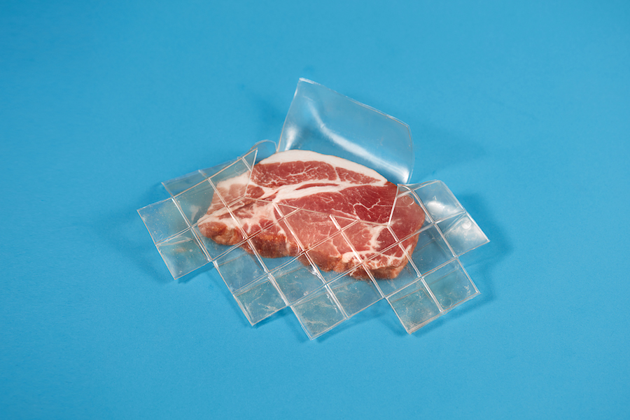 Кусок мяса в обертке Bioplastic Skin