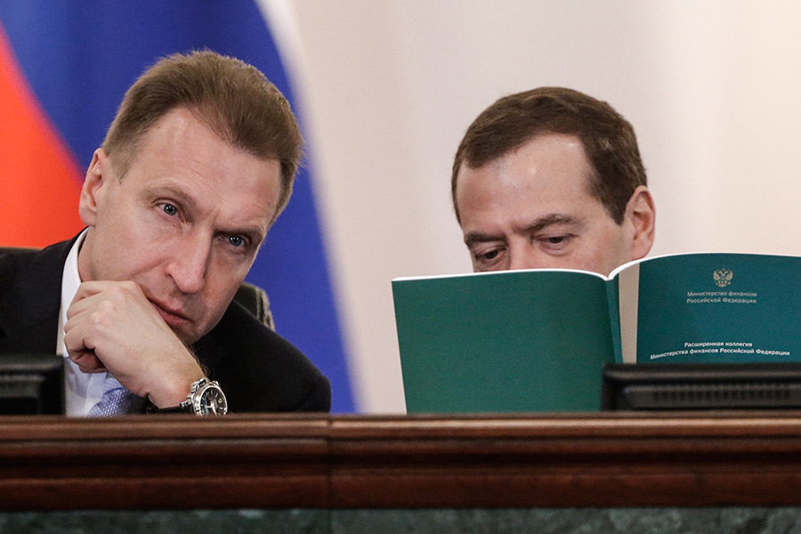Игорь Шувалов и Дмитрий Медведев (слева направо) во время расширенного заседания коллегии Министерства финансов Российской Федерации

