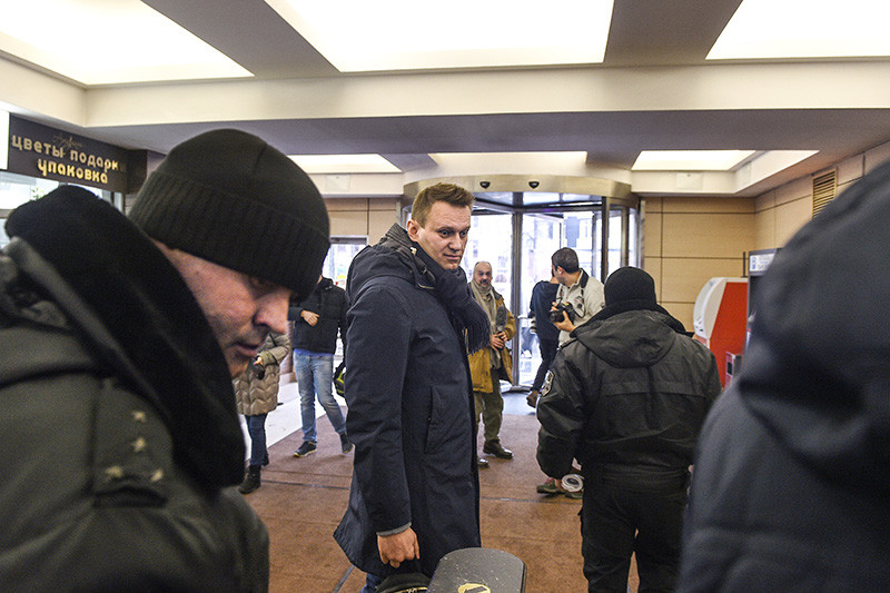 Судебные приставы и председатель партии «Партия прогресса» Алексей Навальный (в центре) в московском офисе Фонда борьбы с коррупцией