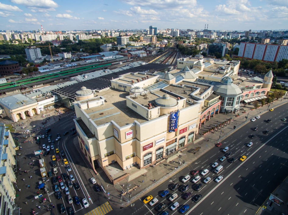 Помещения уличной торговли в районе Курского вокзала (на фото сверху) конкурируют с магазинами в близлежащем торговом центре «Атриум» (на фото в центре), который притягивает основной поток покупателей, считают в Knight Frank. В результате первые этажи зданий вокруг Курского вокзала заняли банки, небольшие кафе и розничные магазины