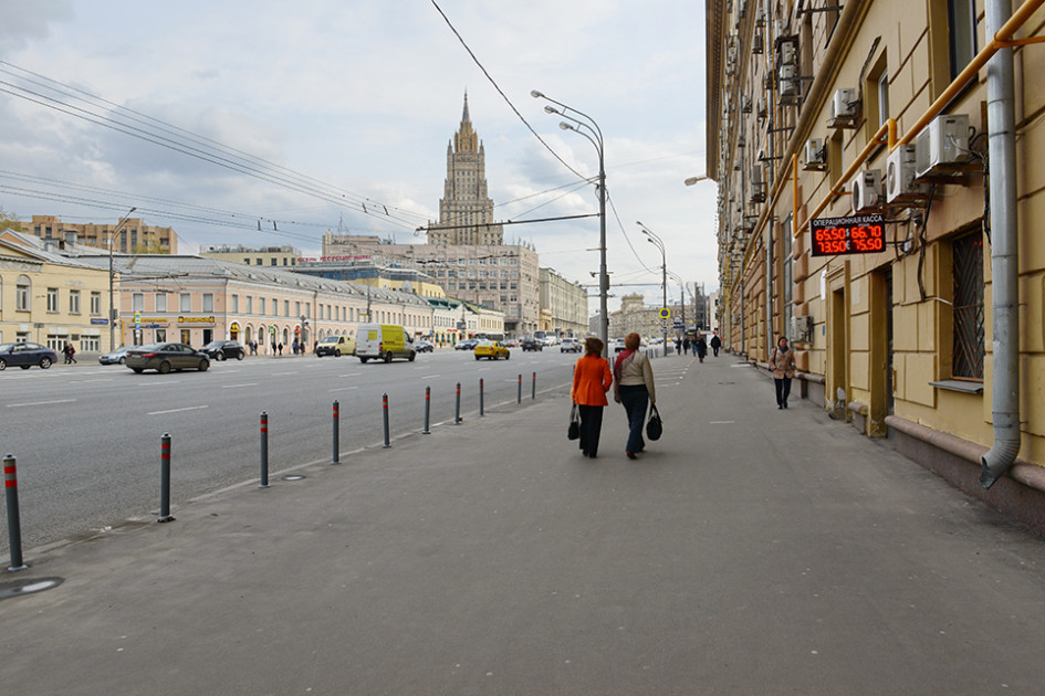 Улицы Москвы до реконструкции по программе «Моя улица». В сентябре 2016 года на Смоленской площади