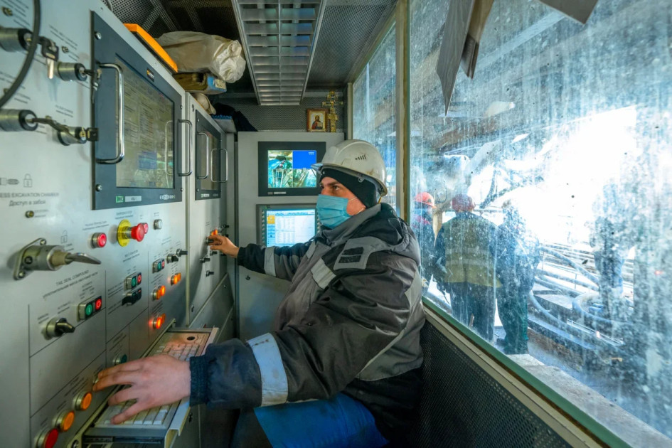 Оператор ТПМК ведет проходку тоннеля метро