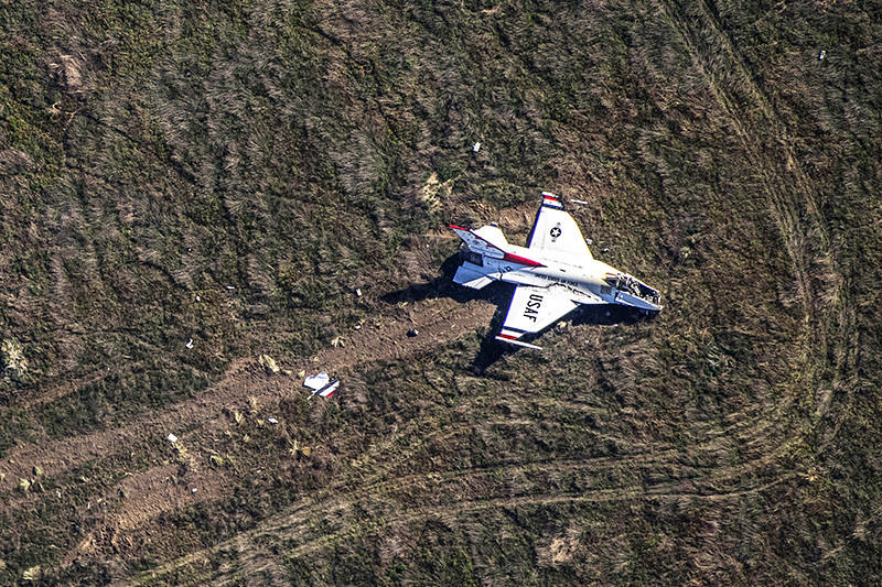 Самолет F-16 пилотажной группы Thunderbird на авиашоу в академии ВВС США