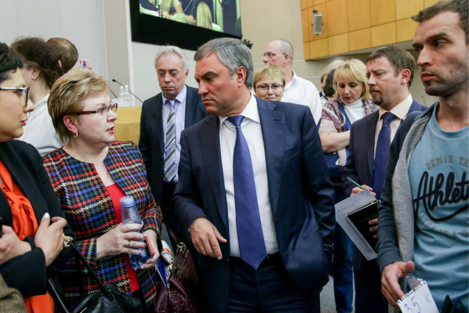 Спикер Госдумы РФ Вячеслав Володин (в центре) на парламентских слушаниях в Госдуме