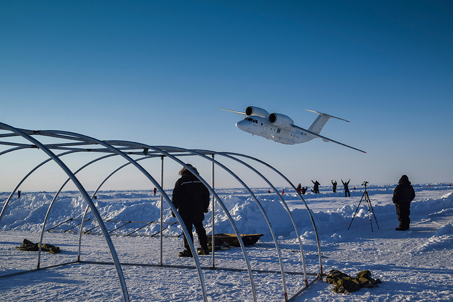 Строительство дрейфующего ледового лагеря «Барнео» в районе Северного полюса в Арктике




