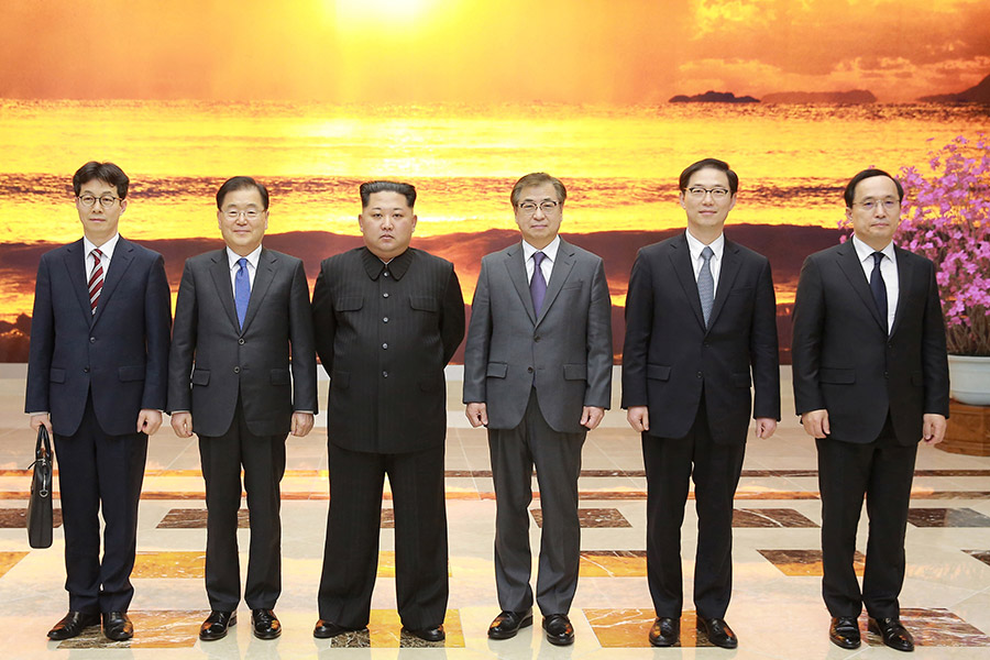 Ким Чен Ын с представителями Южной Кореи
 