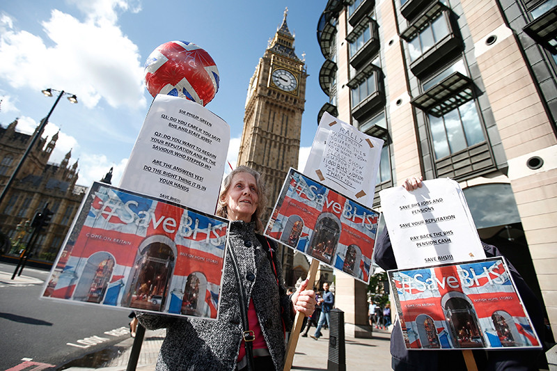 Протесты в Лондоне, связанные с Филиппом Грином, который предстал перед парламентским комитетом по ведению бизнеса и управления пенсионными фондами, расследующим дело о банкротстве BHS. 15 июня 2016 года


