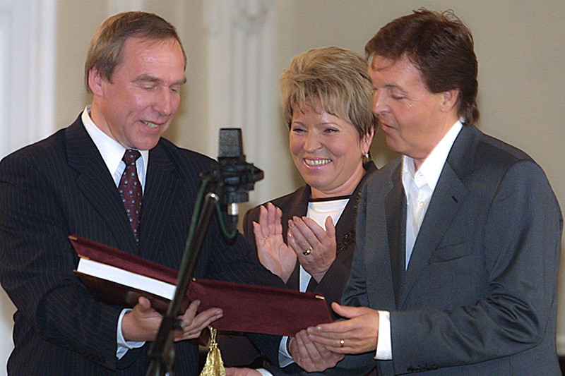 На посту ректора Санкт-Петербургской консерватории Ролдугин в 2003 году вручил диплом почетного профессора участнику группы «Битлз» Полу Маккартни (на фото справа)
