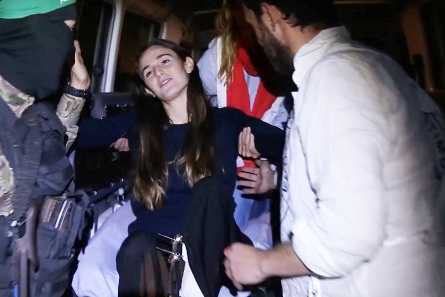 Заложница, похищенная боевиками ХАМАС во время нападения на Израиль 7 октября, передана боевиками ХАМАС членам Международного комитета Красного Креста в рамках сделки по обмену заложниками-заключенными между ХАМАС и Израилем в условиях временного перемирия