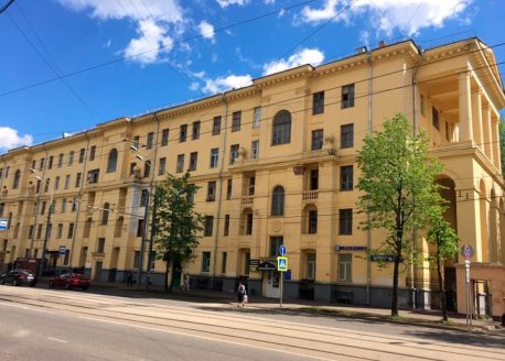 ВАО, район Восточное Измайлово. Пятиэтажное здание в стиле сталинского ампира, построенное в 1953 году по индивидуальному проекту. Часть ансамбля, парадная застройка Первомайской улицы, бывшее общежитие