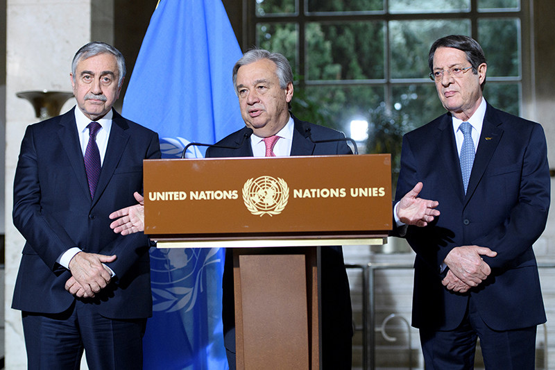 Президент турецкой части Кипра Мустафа Акынджи, Генсек ООН Антониу Гутерриш и президент греческой части Кипра Никос Анастасиадис (слева направо) на переговорах в в Женеве


