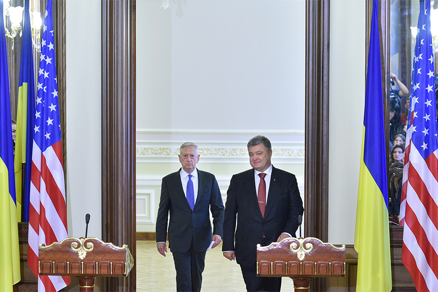 Джеймс Мэттис и президент Украины Петр Порошенко (слева направо) во время пресс-конференции по итогам встречи