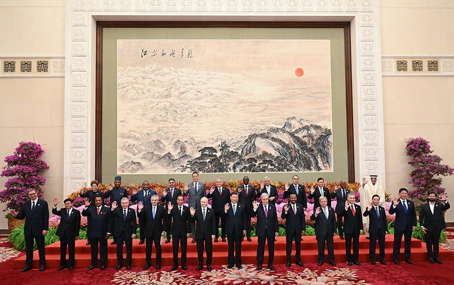 Совместная фотография глав делегаций — участников III Международного форума «Один пояс, один путь» в Пекине