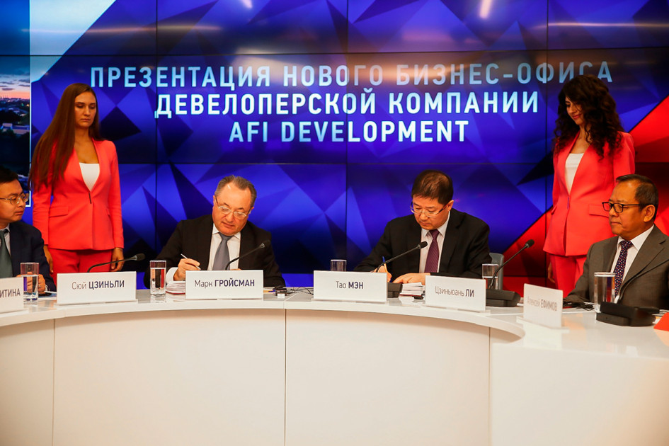 Генеральный директор ООО «АФИ Рус», управляющей компании AFI Development Марк Гройсман (слева) и председатель правления компании CRCC RUS Мэн Тао на подписании договора генерального подряда о строительстве бизнес-центра на ул. Грузинский Вал, вл.11