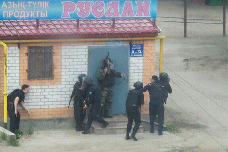 Сотрудники МВД Казахстана во время спецоперации в Актобе


