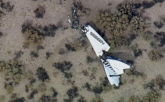 Обломки суборбитального корабля SpaceshipTwo в районе космопорта Мохаве в Калифорнии, США.