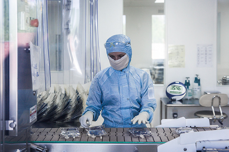 Сотрудничество с Bayer привело не только к внешним изменениям «Медсинтеза». «Точность повысилась, люди стали обращать внимание на то, как они работают, на чистоту рабочего места», — рассказывает Александр Петров-младший