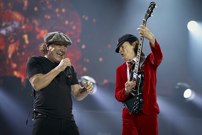 Вокалист AC/DC Брайан Джонсон (слева) и гитарист Ангус Янг в Сиднее. Мировой тур Rock or Bust, ноябрь 2015 года