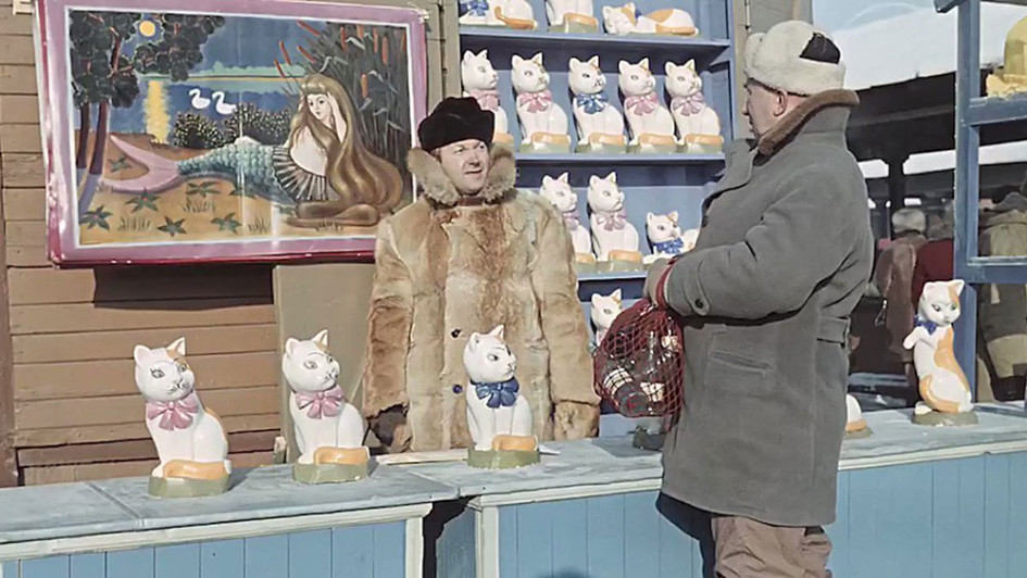 Съемки фильма режиссера Леонида Гайдая «Операция «Ы» и другие приключения Шурика» на Тишинском рынке. 1965 год