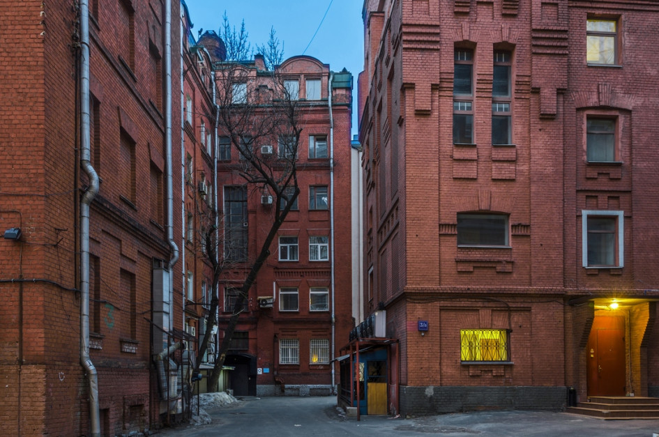 В кирпичных зданиях Москвы обычно располагаются офисы либо апартаменты