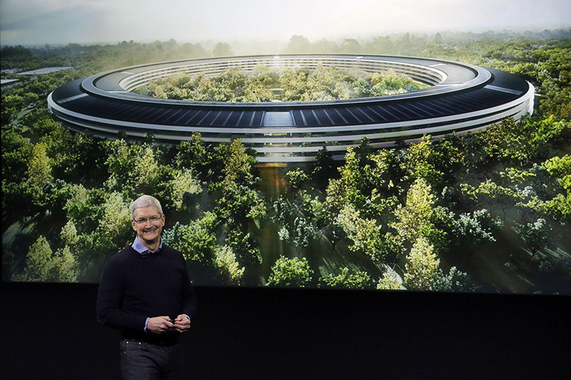 Гендиректор Apple Тим Кук показывает проект штаб-квартиры компании в Купертино на презентации