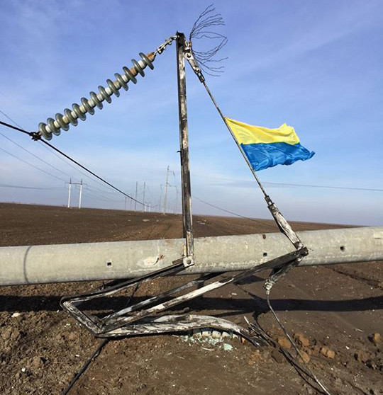 Разрушенная взрывом опора ЛЭП в Херсонской области.
Фото из Facebook координатора акции по блокаде Крыма Ленура Ислямова