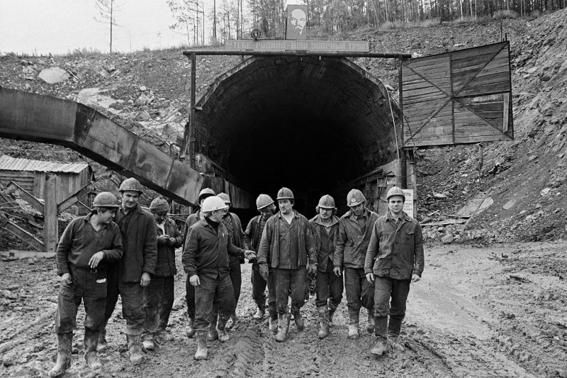 Звено проходчиков тоннельного отряда №16 на сооружении мысового тоннеля №3, 1983 год.