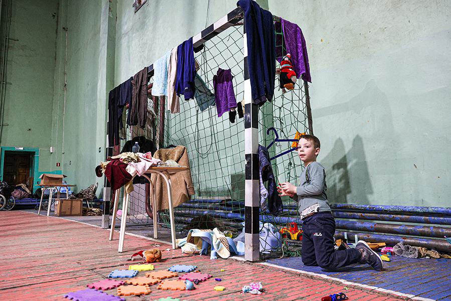Эвакуированный мальчик с Украины в пункте временного размещения во Дворце спорта школы спортивного резерва № 13 в Таганроге, 12 апреля 2022 года